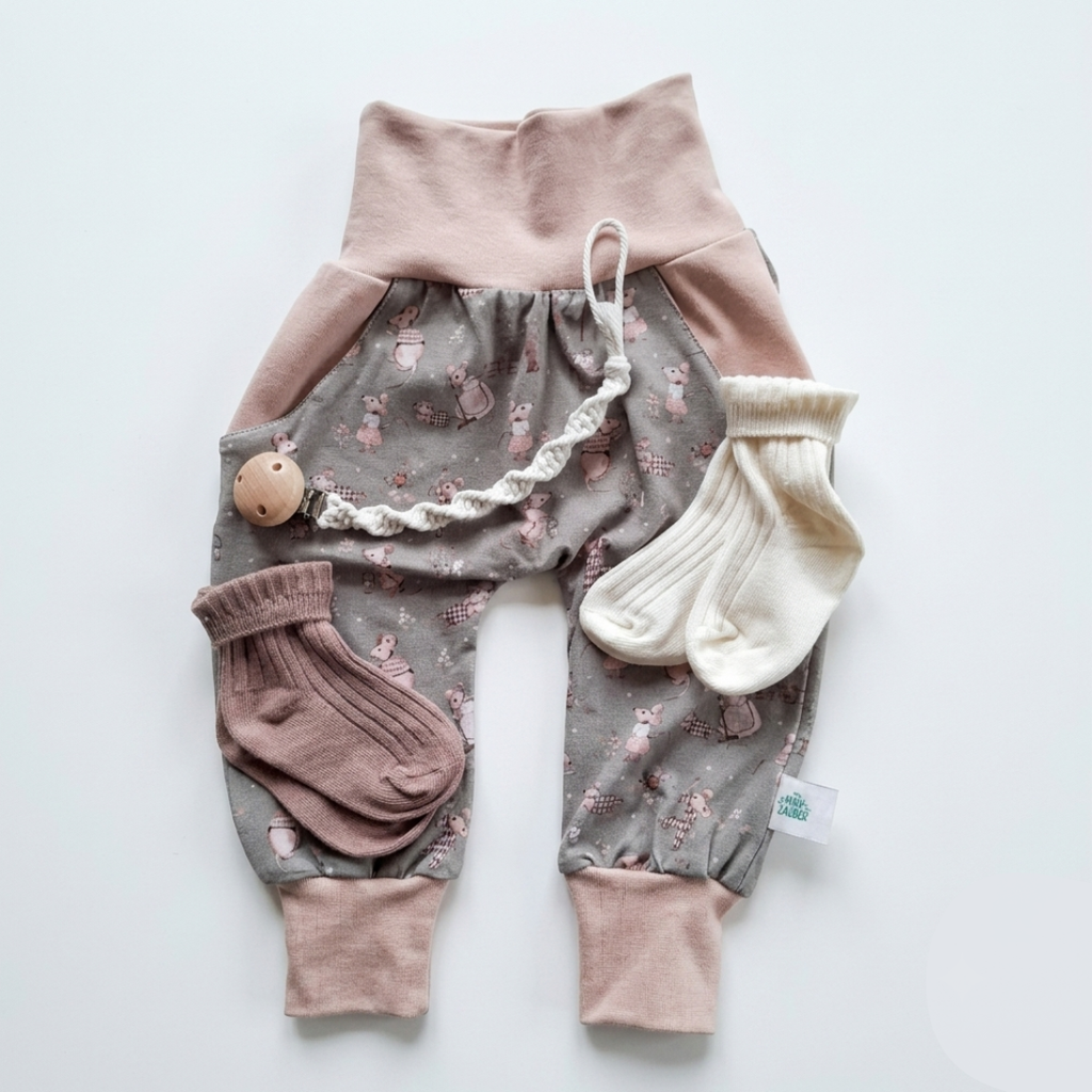 Baby Geschenk zur Geburt & Taufe | Pumphose Gr. 86, Nuggikette & Socken | Handmade Schweiz
