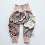Baby Geschenk zur Geburt & Taufe | Pumphose Gr. 86, Nuggikette & Socken | Handmade Schweiz
