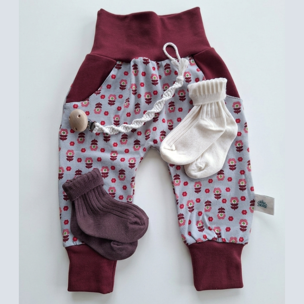 Baby Geschenk zur Geburt & Taufe | Pumphose Gr. 86, Nuggikette & Socken | Handmade Schweiz