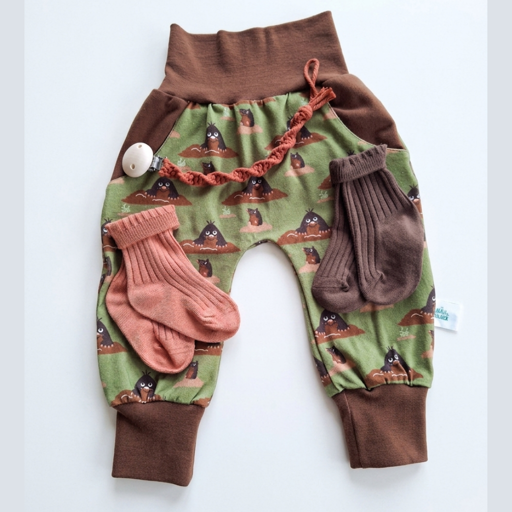 Baby Geschenk zur Geburt & Taufe | Pumphose Gr. 86, Nuggikette & Socken | Handmade Schweiz