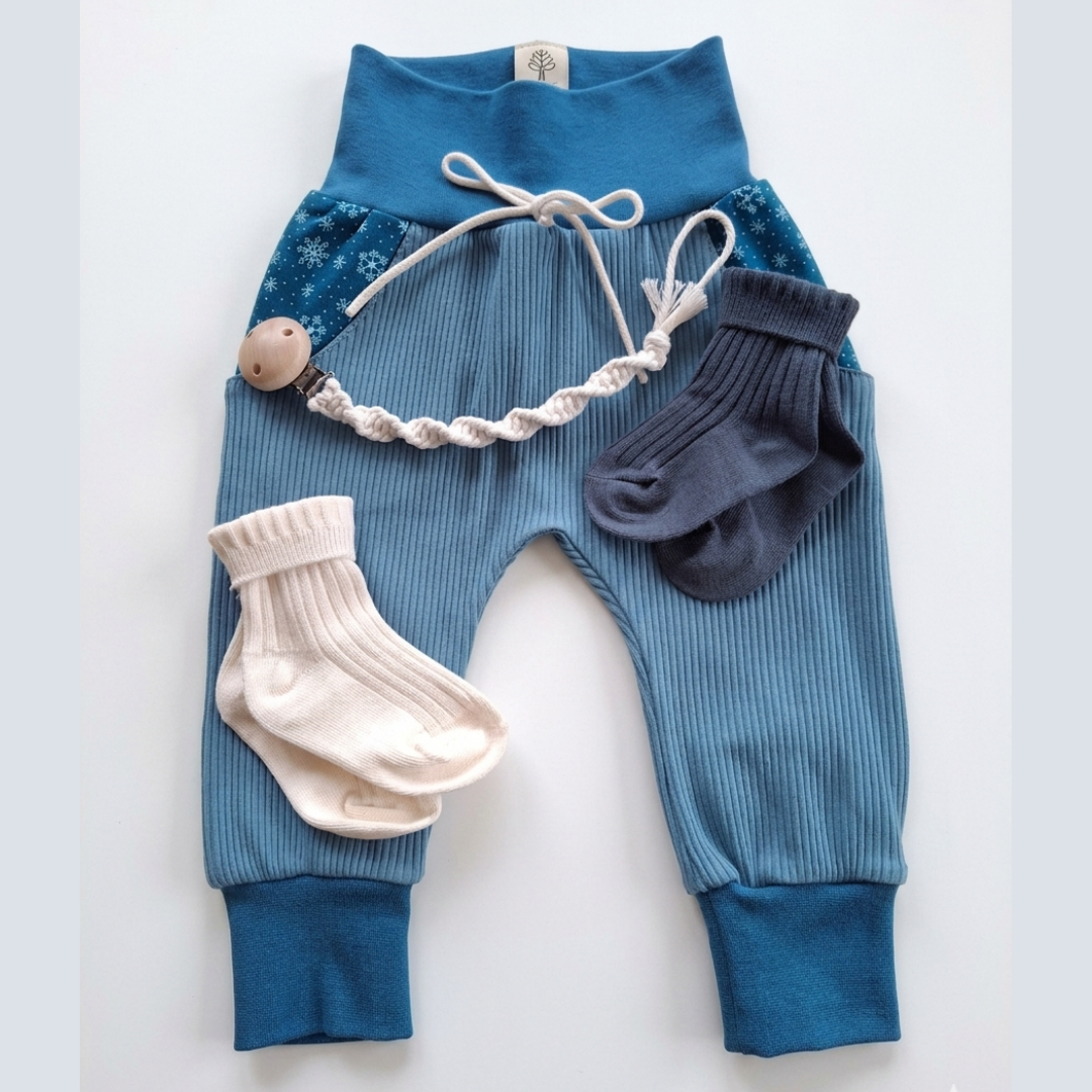 Baby Geschenk zur Geburt & Taufe | Pumphose Gr. 86, Nuggikette & Socken | Handmade Schweiz