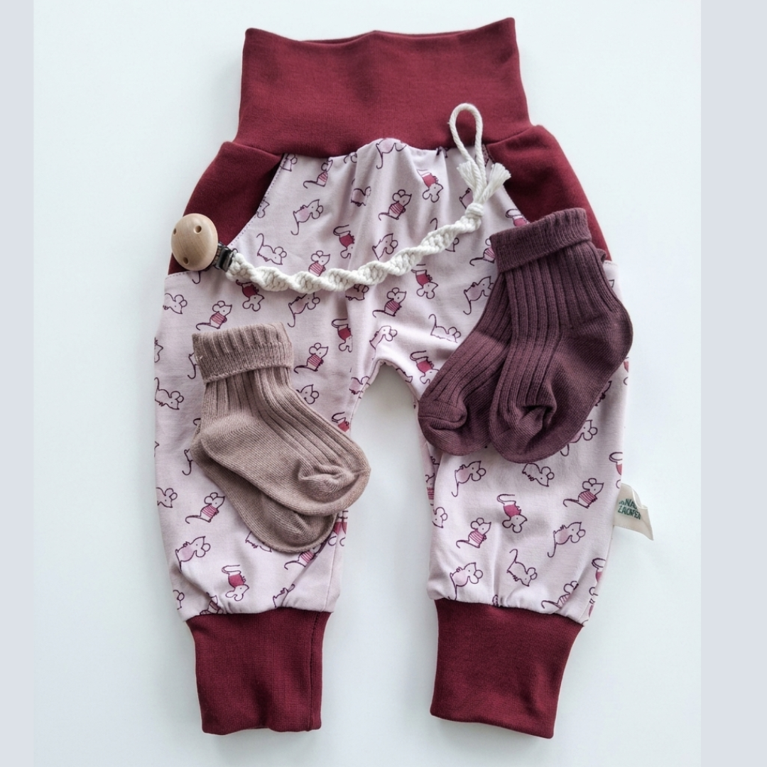Baby Geschenk zur Geburt & Taufe | Pumphose Gr. 86, Nuggikette & Socken | Handmade Schweiz