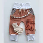 Baby Geschenk zur Geburt & Taufe | Pumphose Gr. 86, Nuggikette & Socken | Handmade Schweiz