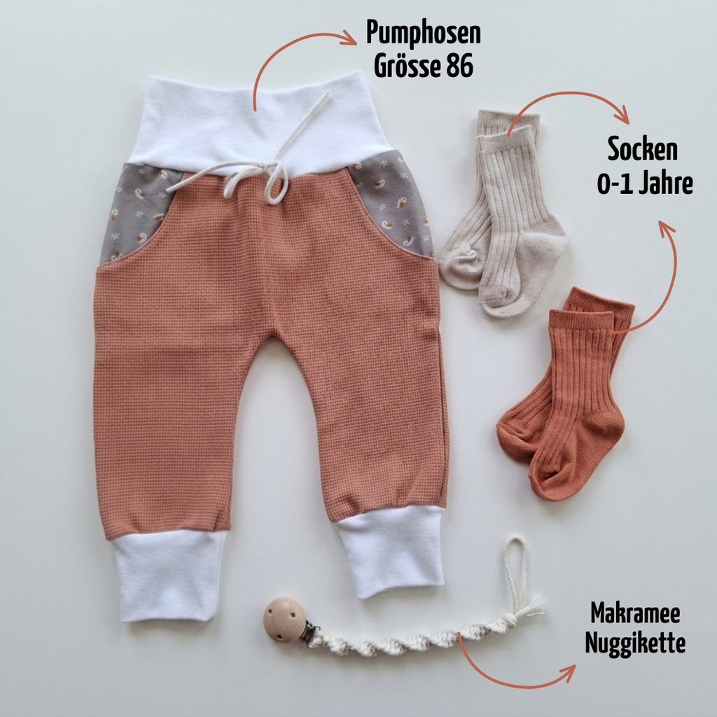 Baby Geschenk zur Geburt & Taufe | Pumphose Gr. 86, Nuggikette & Socken | Handmade Schweiz