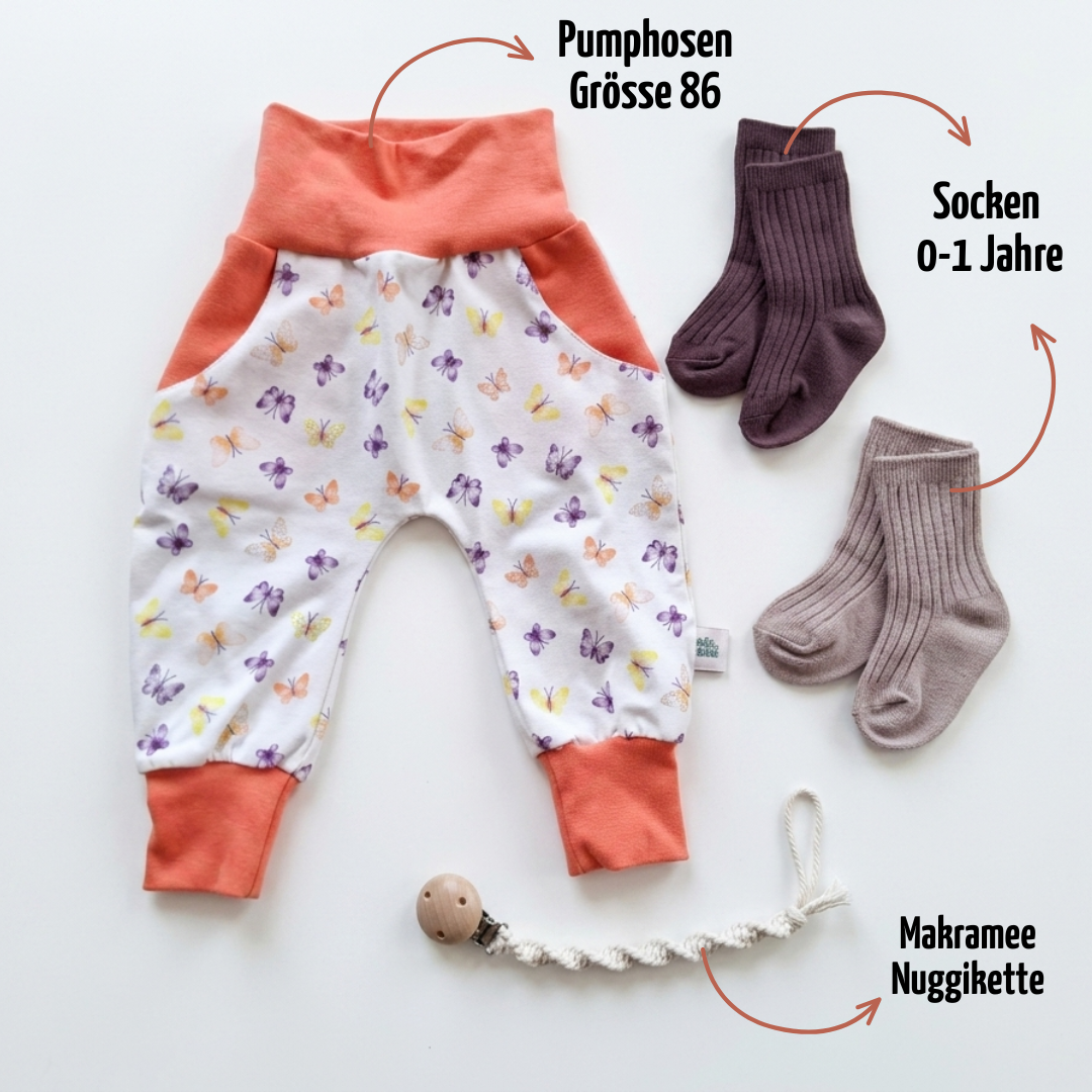 Baby Geschenk zur Geburt & Taufe | Pumphose Gr. 86, Nuggikette & Socken | Handmade Schweiz