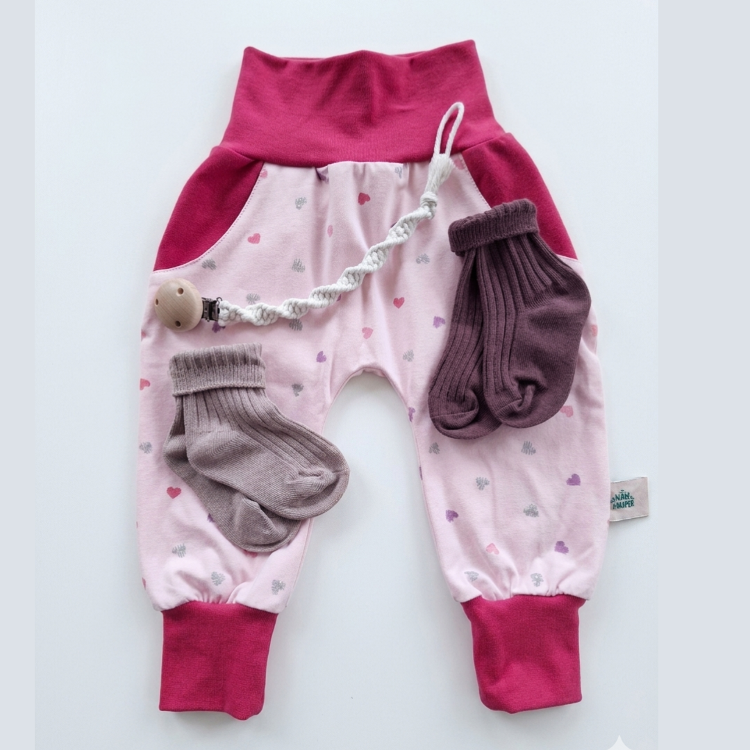 Baby Geschenk zur Geburt & Taufe | Pumphose Gr. 86, Nuggikette & Socken | Handmade Schweiz