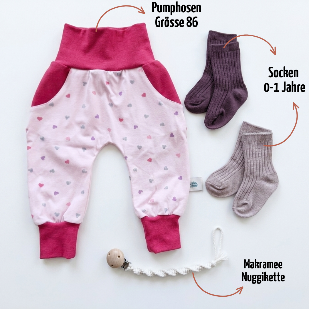Baby Geschenk zur Geburt & Taufe | Pumphose Gr. 86, Nuggikette & Socken | Handmade Schweiz