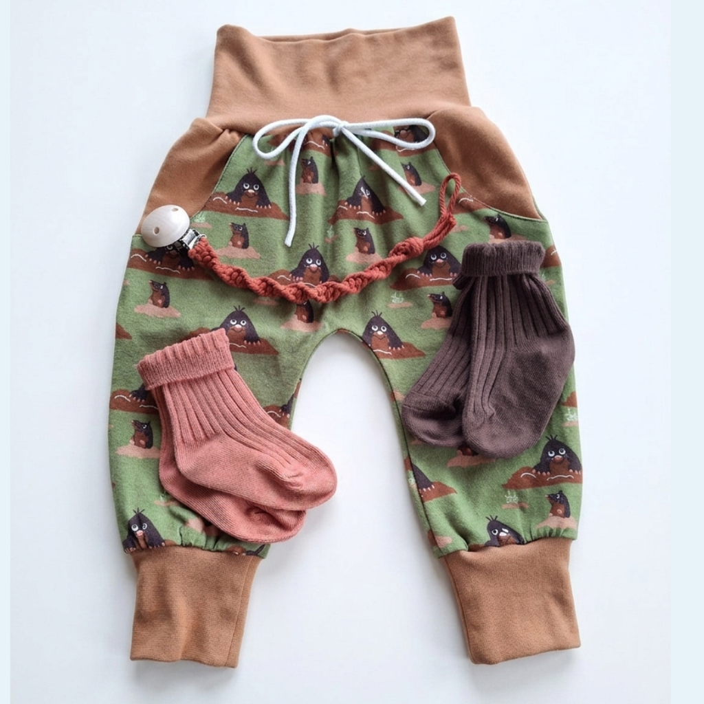 Baby Geschenk zur Geburt & Taufe | Pumphose Gr. 86, Nuggikette & Socken | Handmade Schweiz