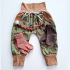 Baby Geschenk zur Geburt & Taufe | Pumphose Gr. 86, Nuggikette & Socken | Handmade Schweiz