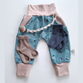 Baby Geschenk zur Geburt & Taufe | Pumphose Gr. 86, Nuggikette & Socken | Handmade Schweiz