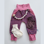Baby Geschenk zur Geburt & Taufe | Pumphose Gr. 86, Nuggikette & Socken | Handmade Schweiz