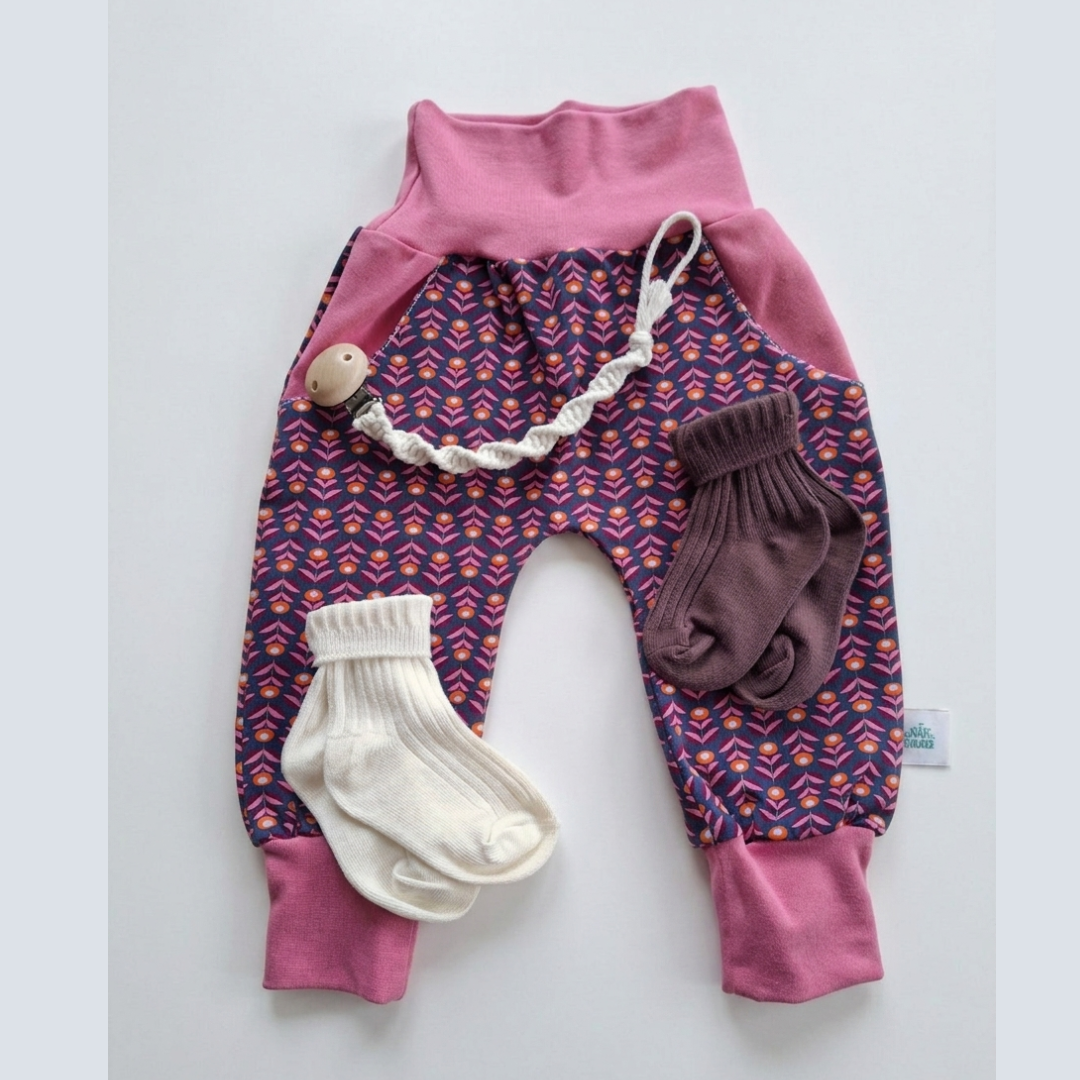 Baby Geschenk zur Geburt & Taufe | Pumphose Gr. 86, Nuggikette & Socken | Handmade Schweiz