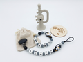 Baby Geschenk personalisiert mit Namen -  Grau - Pingu/Trompete