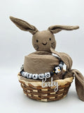 Personalisiertes Geschenk zur Geburt mit Name – Baby Geschenk zur Taufe & Babyshower | Hase braun