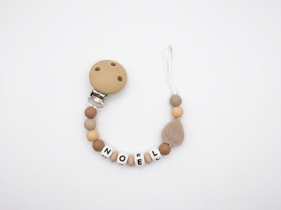 Nuggikette / Schnullerkette personalisiert mit Name, Geschenk zur Geburt -  Herbst Blatt Beige