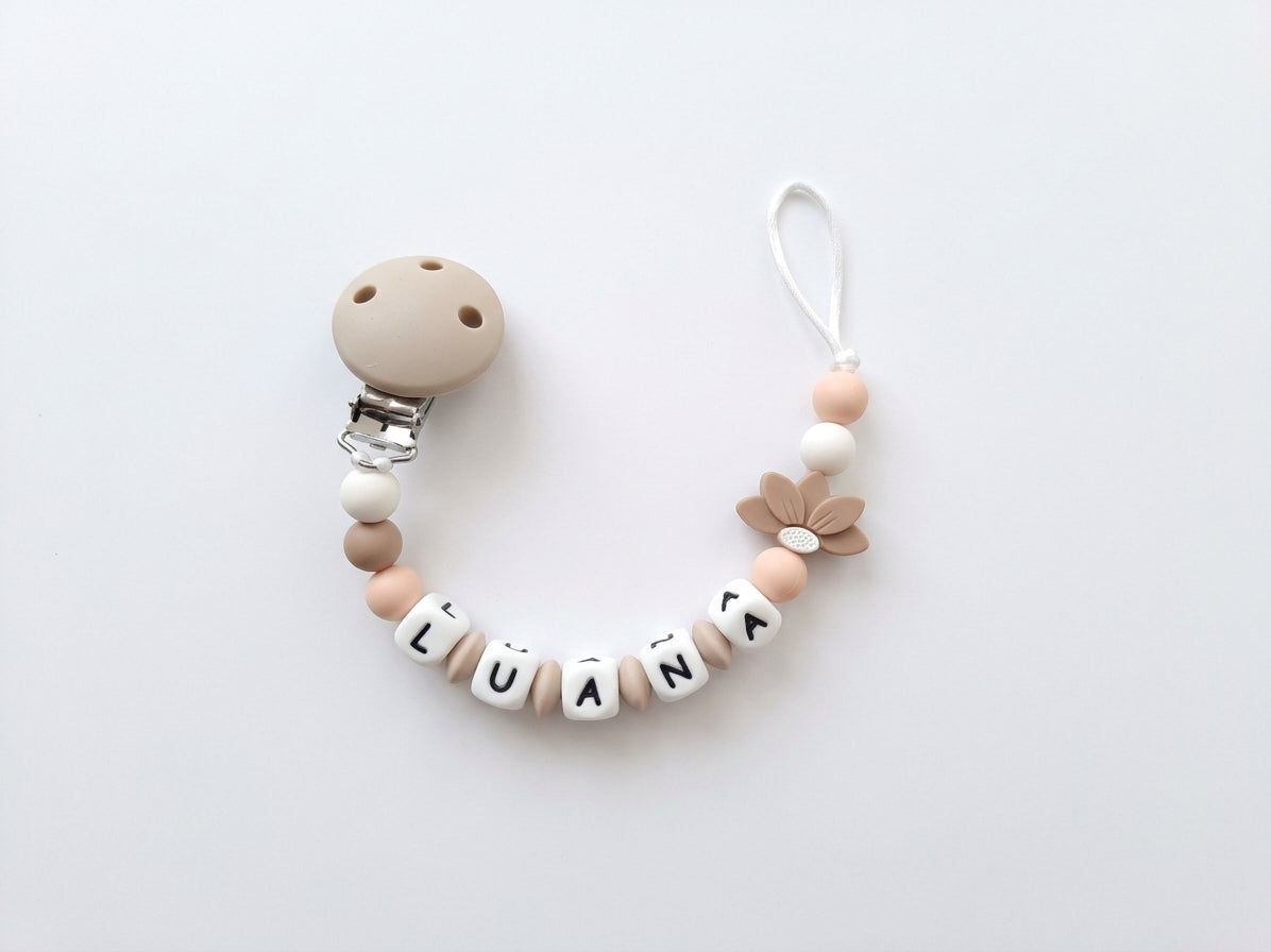 Nuggikette / Schnullerkette personalisiert mit Name, Geschenk zur Geburt - Lotusblume