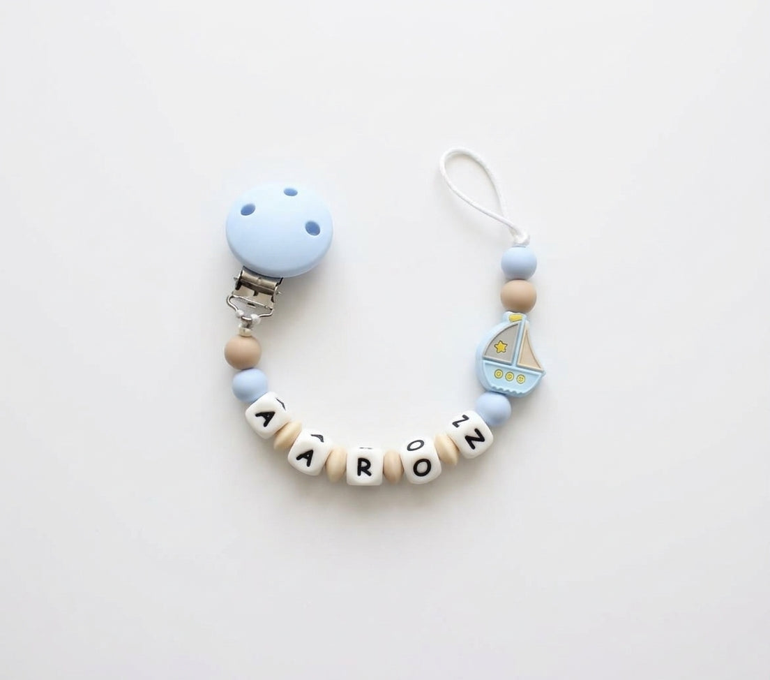 Nuggikette / Schnullerkette personalisiert mit Name, Geschenk zur Geburt - Segelschiff