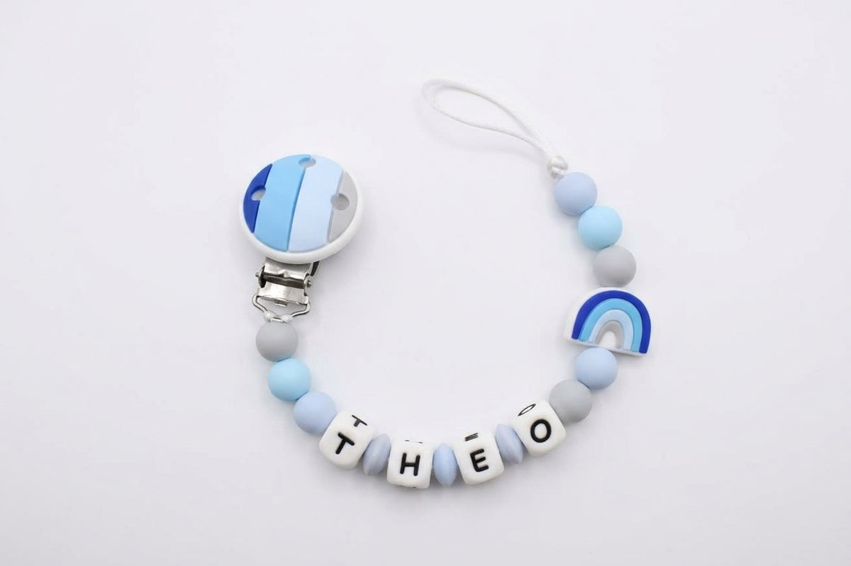 Nuggikette / Schnullerkette personalisiert mit Name, Geschenk zur Geburt - Regenbogen Blau