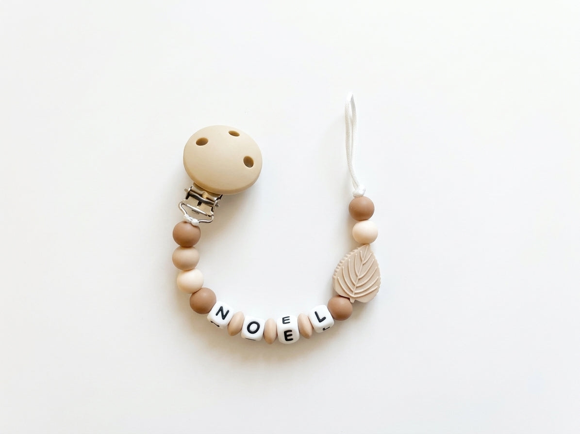 Nuggikette / Schnullerkette personalisiert mit Name, Geschenk zur Geburt -  Herbst Blatt Beige