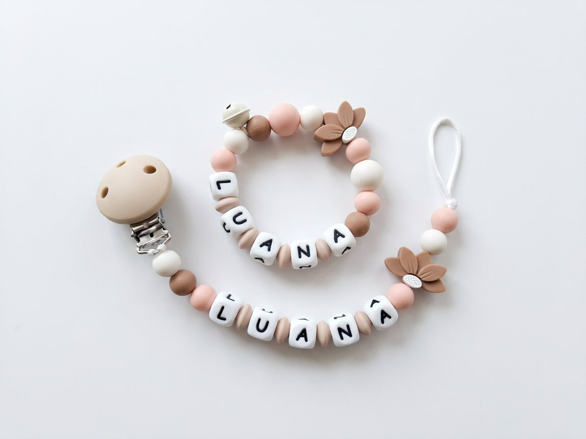 Nuggikette und Beissring personalisiert mit Namen - Baby Geschenk Lotusblume