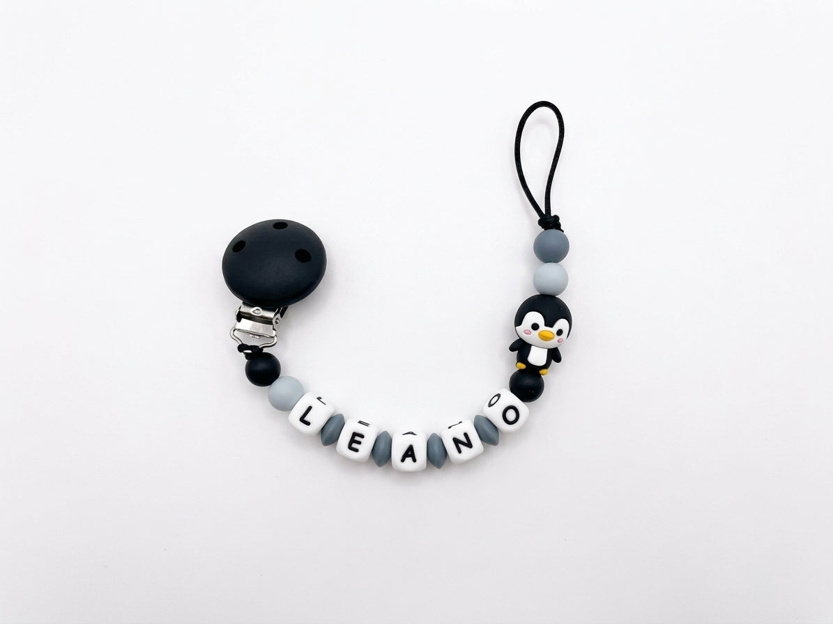 Nuggikette / Schnullerkette personalisiert mit Name, Geschenk zur Geburt - Pinguin