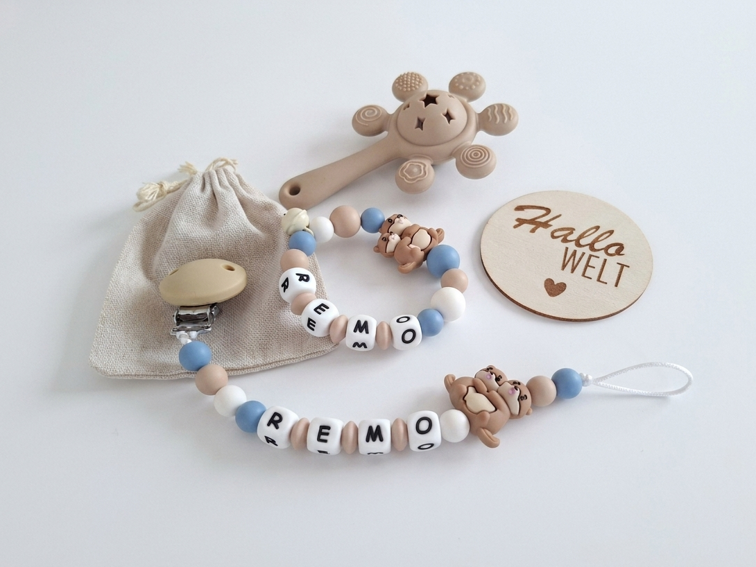Baby Geschenk personalisiert mit Namen - Rasselpalme/Otter