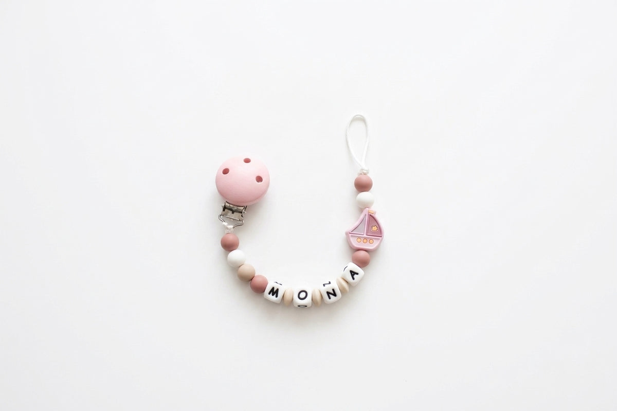 Nuggikette / Schnullerkette personalisiert mit Name, Geschenk zur Geburt - Segelschiff