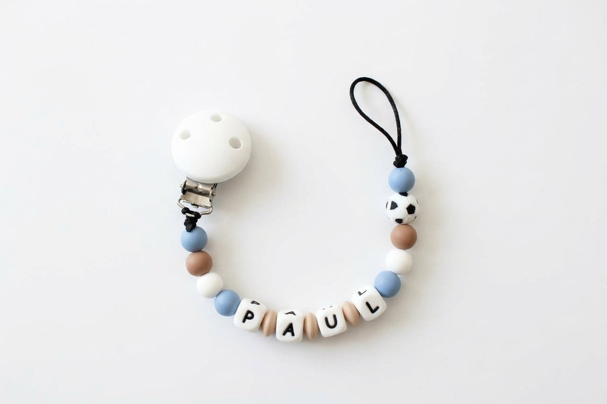 Nuggikette / Schnullerkette personalisiert mit Name, Geschenk zur Geburt - Fussball